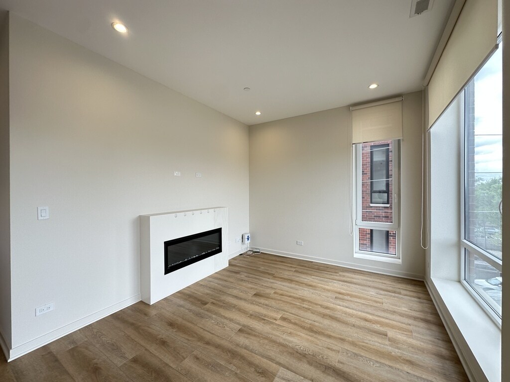 Building Photo - 6340 W Belmont Ave