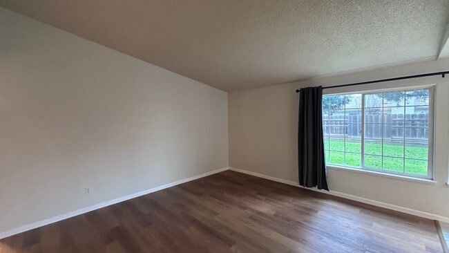 Building Photo - 1917 Coral Oak Ct