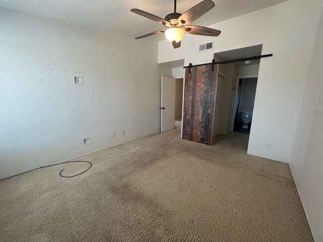 Building Photo - Spacious 3bed 2.5bath 2 story home available now!