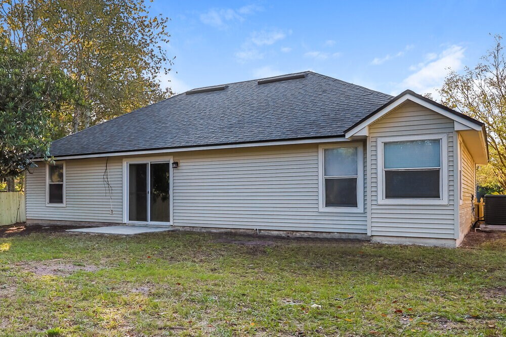 Building Photo - 8173 Pilgrims Trace Dr