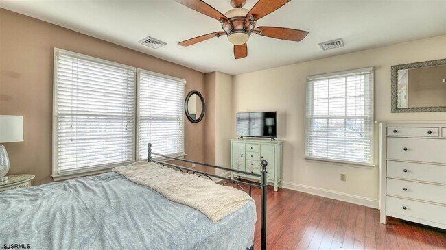 Building Photo - 403 Oak Ter