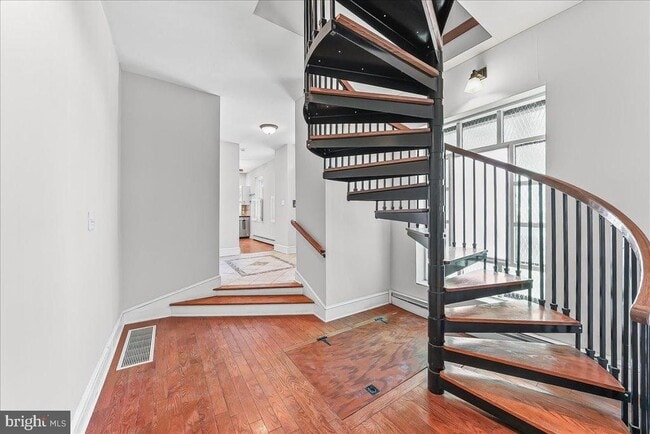 Building Photo - 240 W Miner St