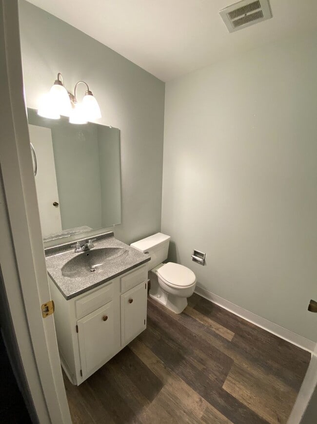 Building Photo - Large, Updated 2 Bedroom, 1.5 bath Townouse in Lovely Multnomah Village