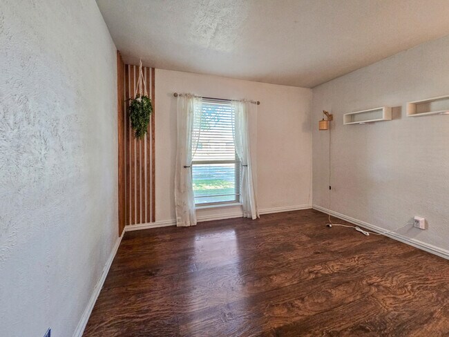 Building Photo - Move-In Ready Dallas Gem — 4 Bedrooms, 2 Living Areas, and a Big Private Yard