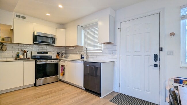 Building Photo - 1030 Casa Dr