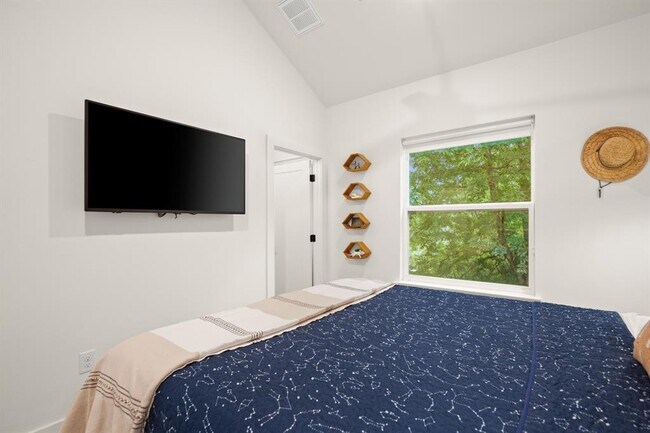 Building Photo - 1413 Montopolis Dr