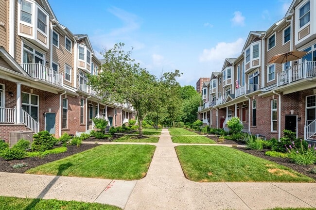 Building Photo - 285 Roslyn Ct