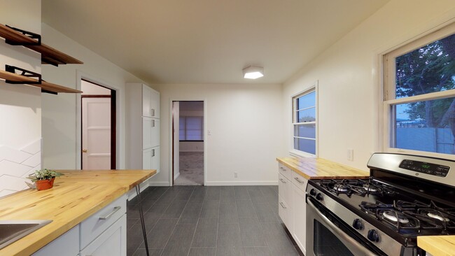 Building Photo - 3 Bedroom Home on Coroner Lot, Near Corona...