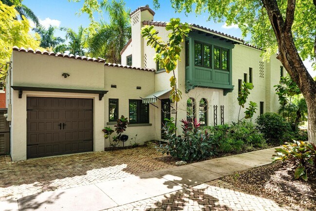 Building Photo - 447 Giralda Ave