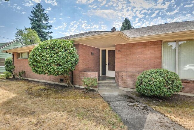 Building Photo - 3 Bedroom Single Level