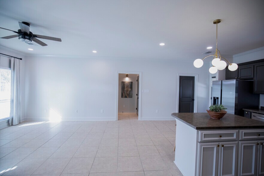Spacious living area - 11284 Shelly St