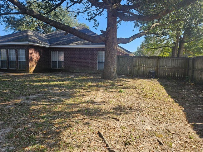 Building Photo - Stunning Executive Custom Built Home with Elite Appliances