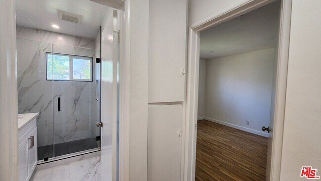 Building Photo - 12942 Moorpark St