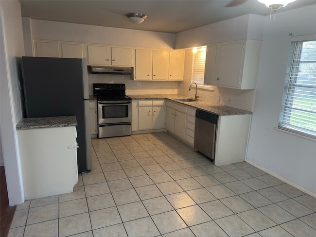 Building Photo - 1824 Northcrest Dr