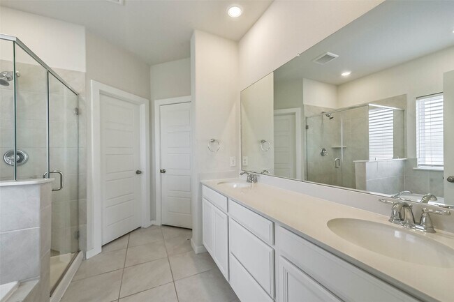Building Photo - 8515 Lake Groove Ln