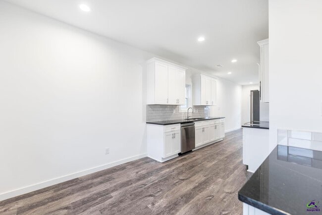 Building Photo - 100 Leisure Pointe Rd