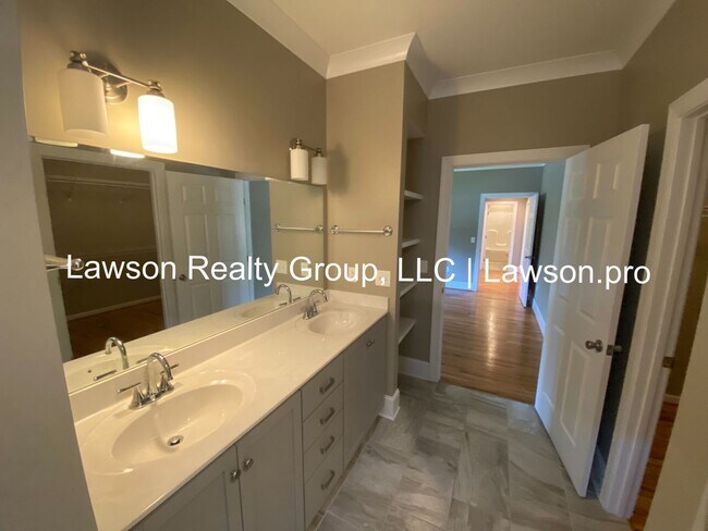 Building Photo - Craftsman Style One Level Living in Southw...