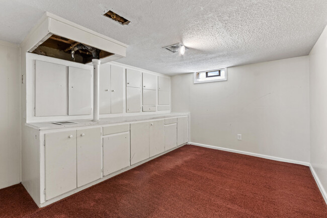 Building Photo - 32119 Glen Ave