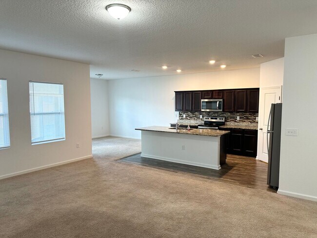 Building Photo - Private Back Yard! - 3 Bedroom 2 Bathroom ...