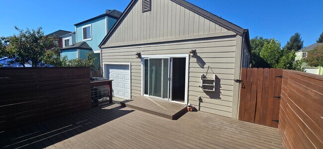 Building Photo - Charming single story home