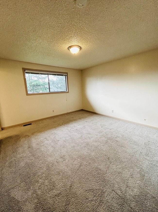 Building Photo - ***PENDING APPLICATION***3 Bedroom Home located in the heart of town! Close to everything!