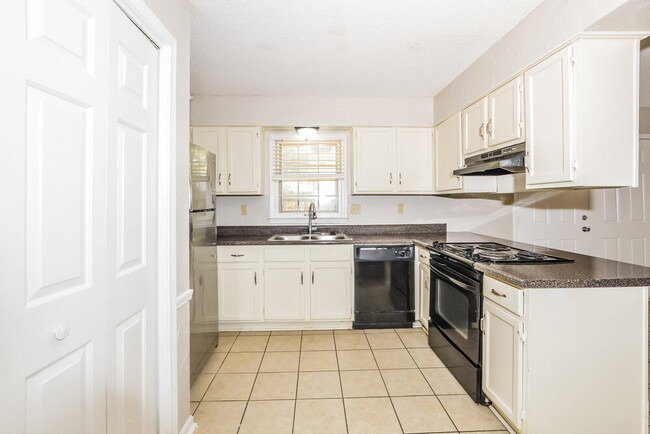 Building Photo - 7000 Fellsway Cove
