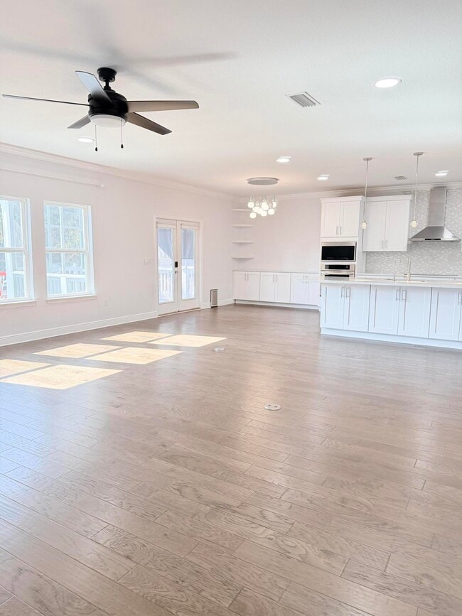 Building Photo - 590 Las Roblas Grande Dr