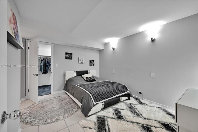 Building Photo - 6039 Collins Ave