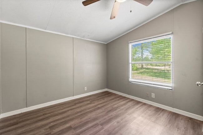 Building Photo - 350 Briar Dr