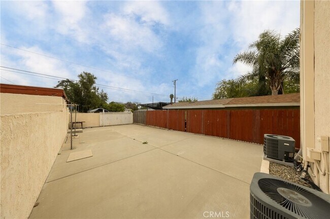 Building Photo - 642 N 6th Ave