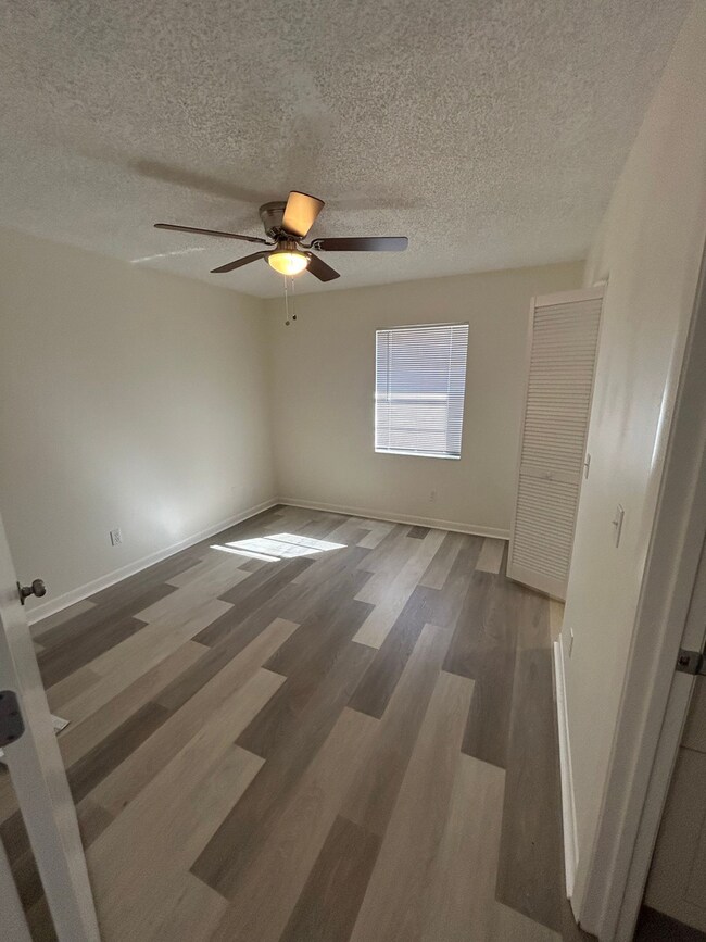 Building Photo - North Lakeland Apartment!
