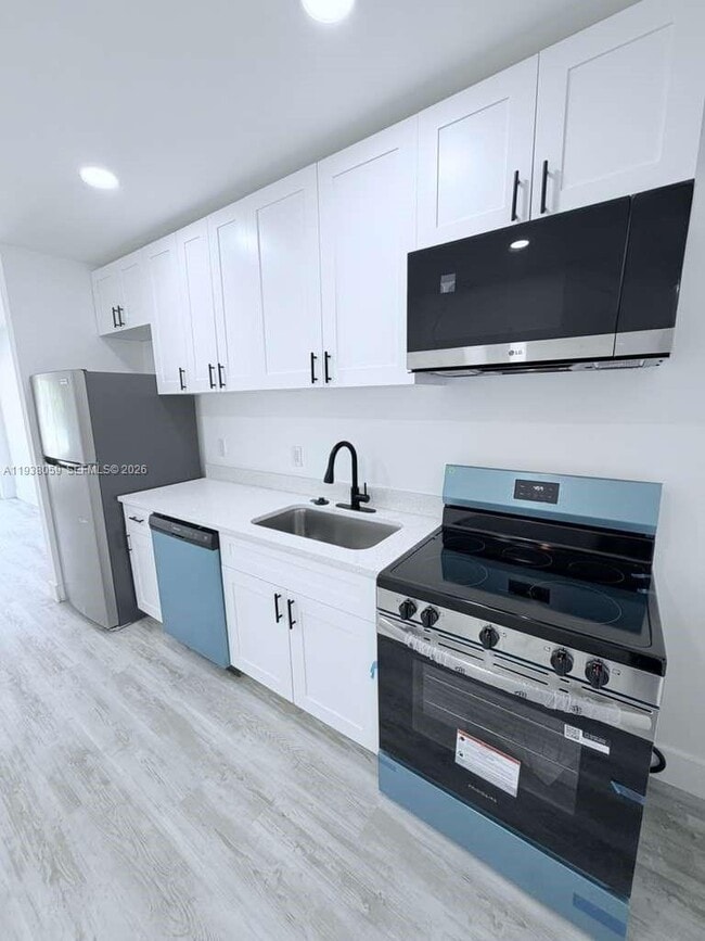 Building Photo - 134 SW 14th Ave