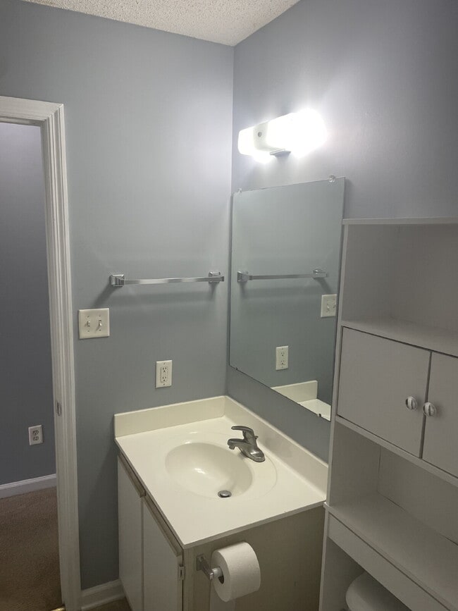Building Photo - Two Bedroom, 1.5 Bath Townhome-201 Mesa Ln.