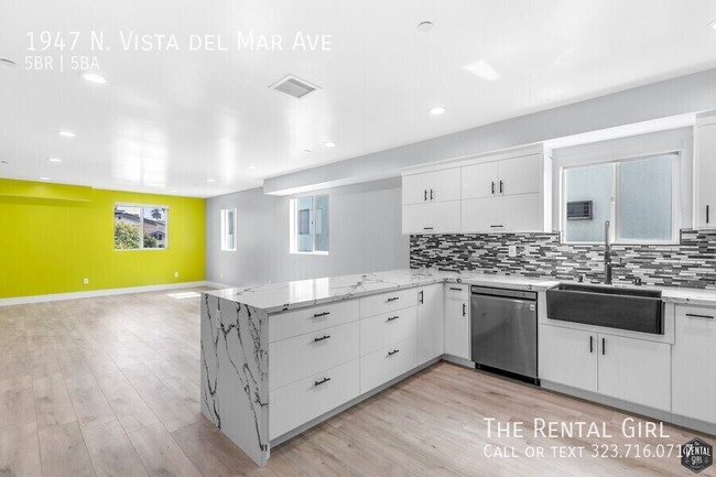 Primary Photo - Hot-to-Go 5BR Townhome in Hollywood Dell w...