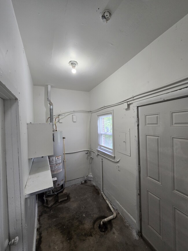 Building Photo - 1040 N Volutsia