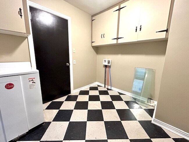 Building Photo - Coming Soon 10/8/25! Charming and spacious...