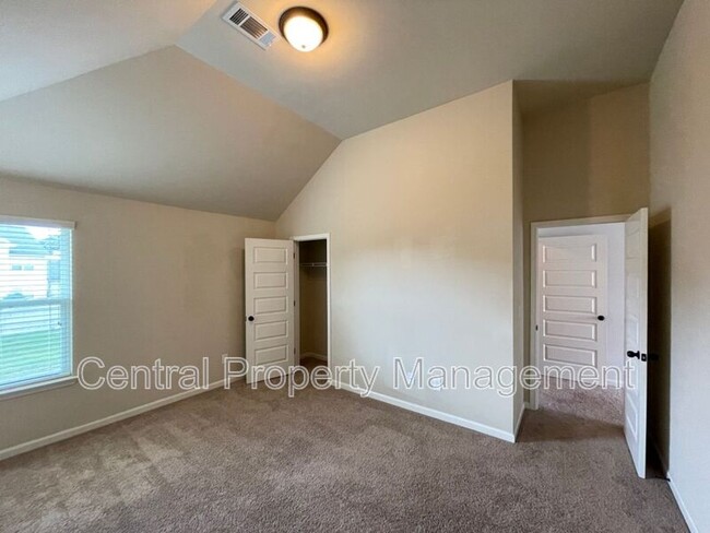 Building Photo - 514 W Holloway Dr