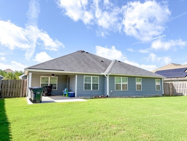 Building Photo - 4 Bedroom 3 Bathroom Ranch