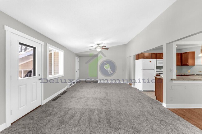 Building Photo - Beautiful 3 Bedroom in Alto – Updated, Spacious, Surrounded by Nature