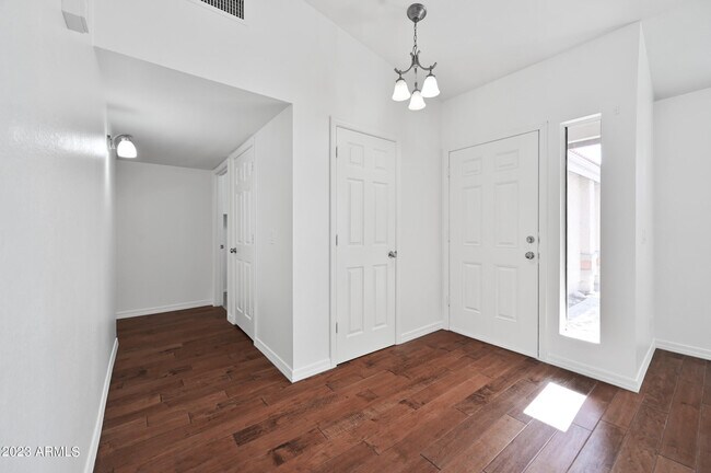 Building Photo - 313 S Ocean Dr
