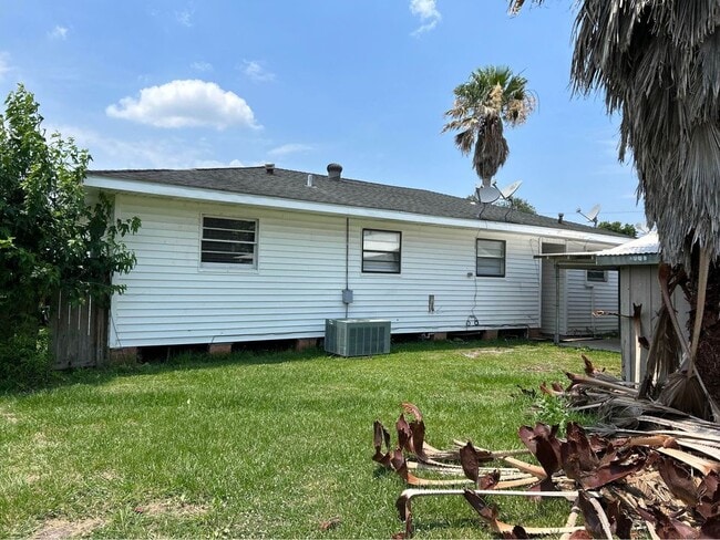 Building Photo - 422 Ann Dr