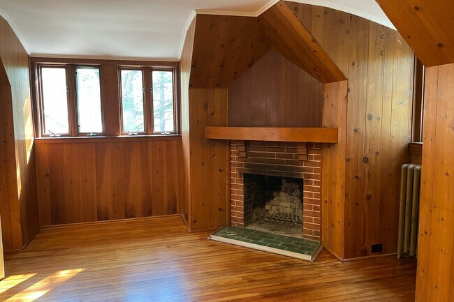 Building Photo - 12 Pine Hill Rd