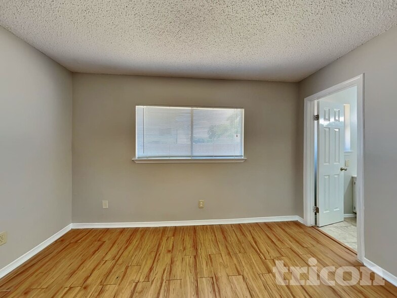 Building Photo - 1911 Deaf Smith Dr