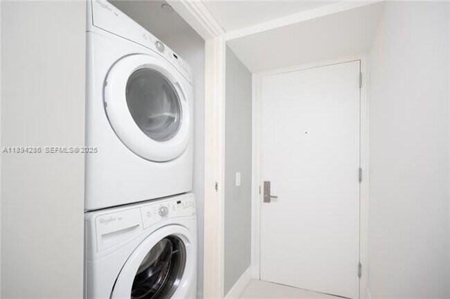 Building Photo - 1300 Brickell Bay Dr