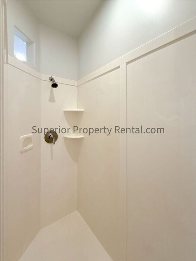 Building Photo - 4 bed, 2 bath home w/2car garage