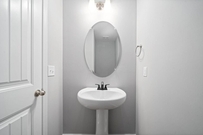 Building Photo - 2 Bedroom Condo For Rent Near Madison Street!