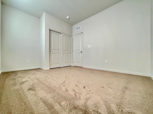 Building Photo - MOUNTAIN VIEWS, Gently lived in 4 bedroom 2.5 Bathrooms with Loft, home is a Must See!