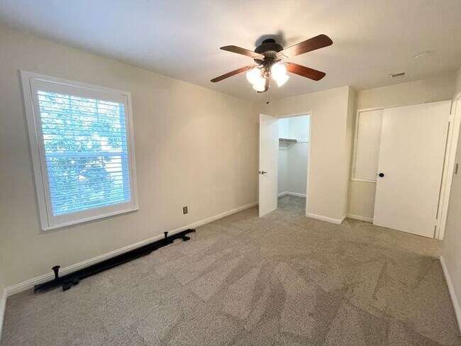 Building Photo - Sweet Remodeled 2 bedroom 1.5 Bath Stand-A...