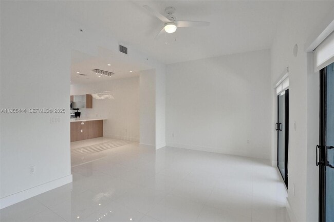 Building Photo - 516 SE 1st Cir