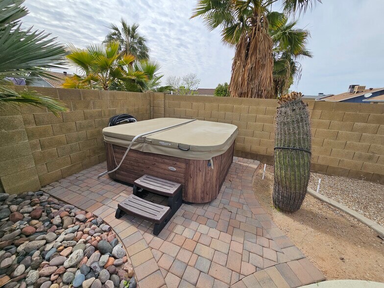 Building Photo - 4945 E Fox St